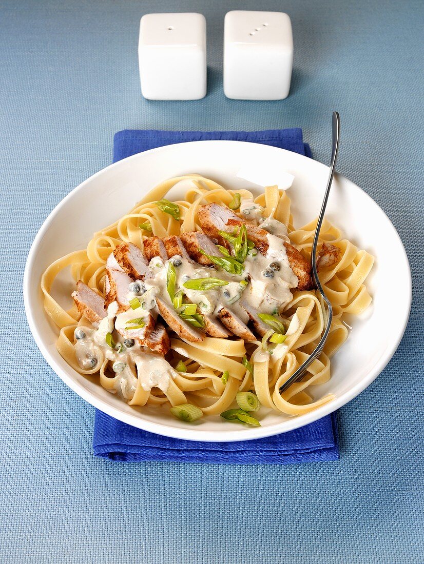 Ribbon pasta with chicken breast and green pepper sauce