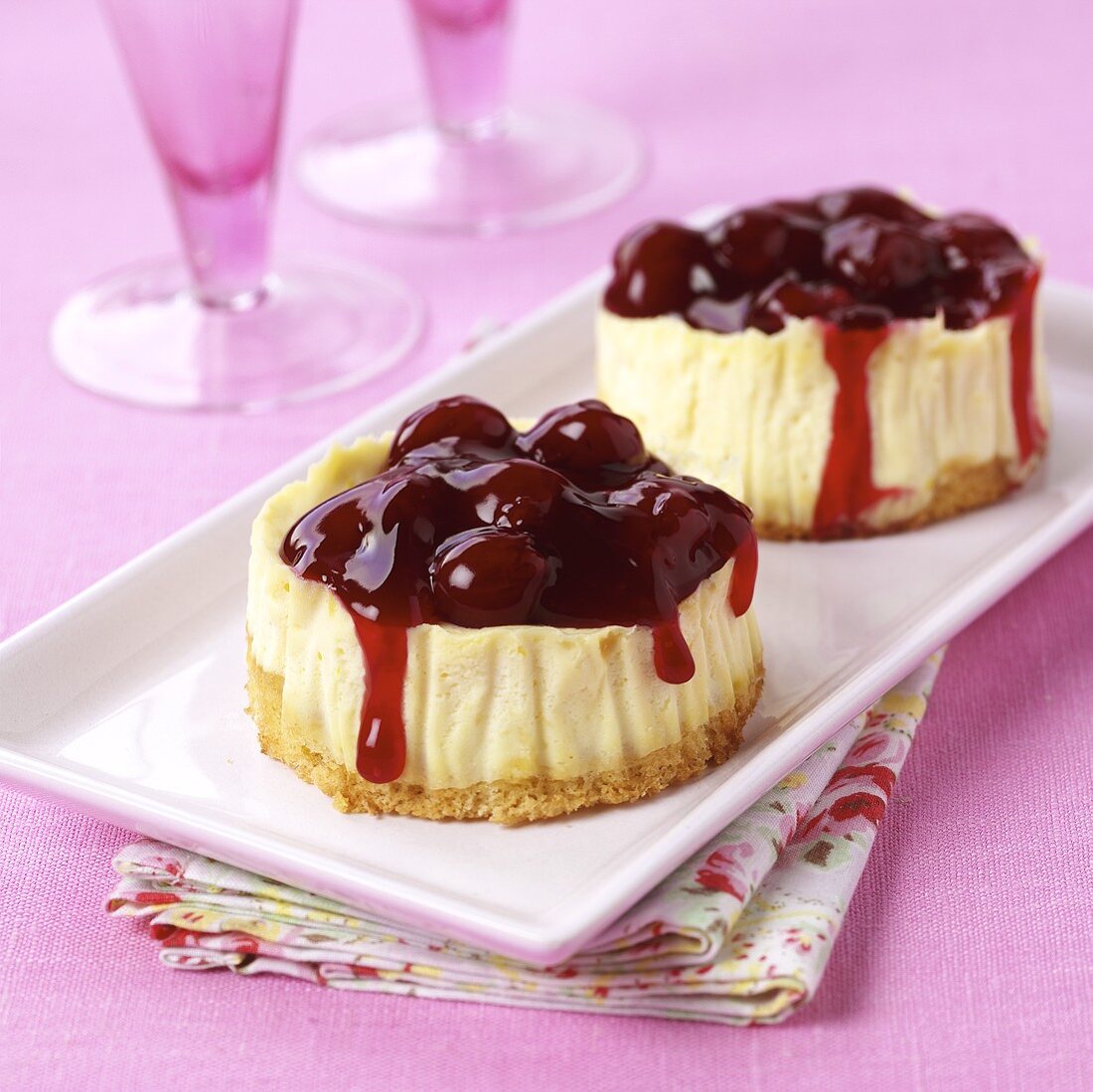 Mini-cheesecakes with cherry sauce