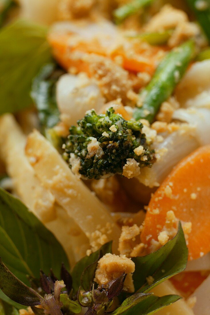 Rice noodles with broccoli, carrots, peanuts and Thai basil