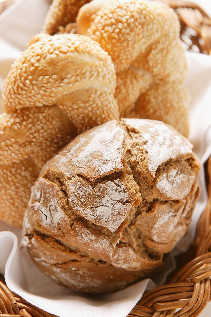 Verschiedene Brötchen im Brotkorb