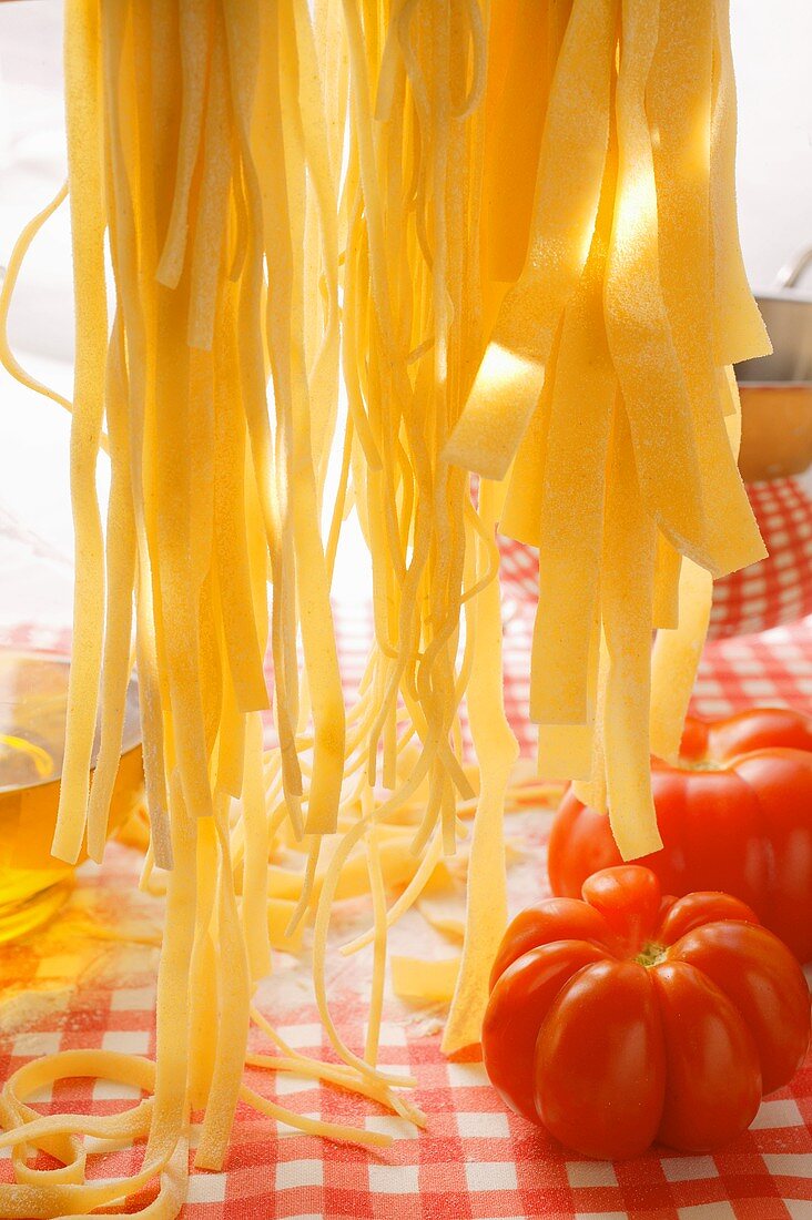 Stillleben mit selbstgemachten Nudeln und Tomaten