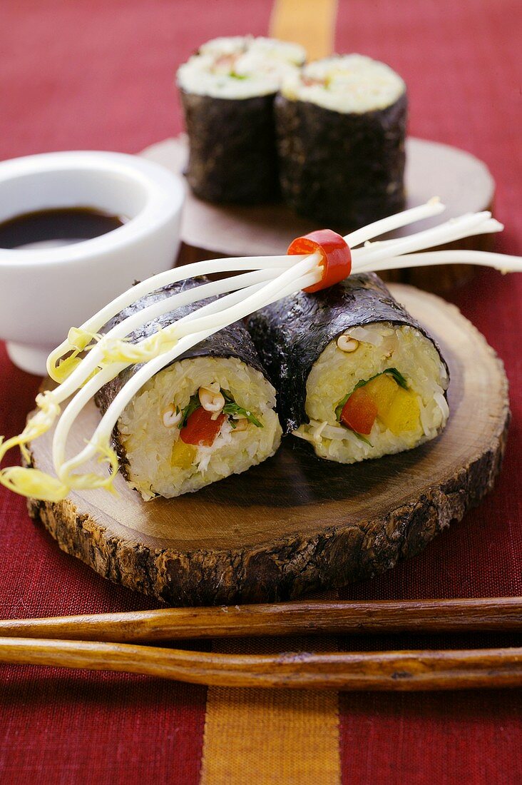 Rohkost-Sushi mit Sauerkraut, Paprika und Sprossen
