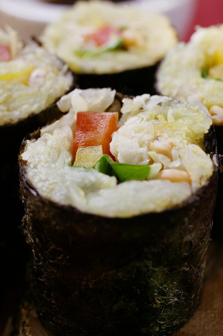 Rohkost-Sushi mit Sauerkraut, Paprika und Sprossen