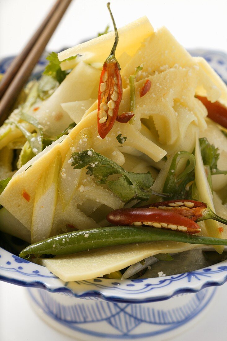 Asiatischer Gemüsesalat mit Bambussprossen und Chilischoten