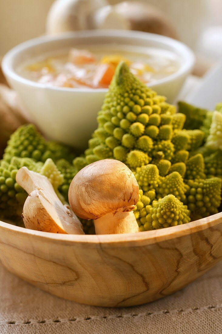 Romanesco and mushrooms with dip