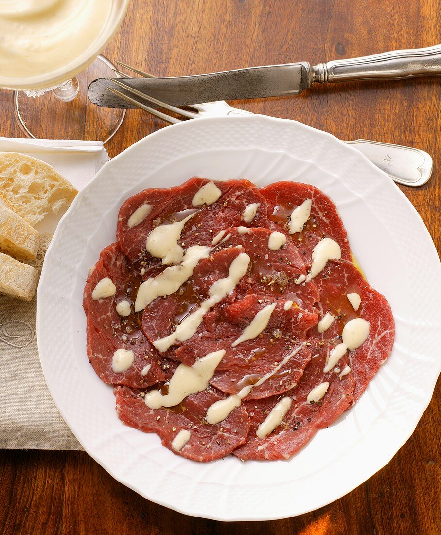 Rindercarpaccio mit Mayonnaise