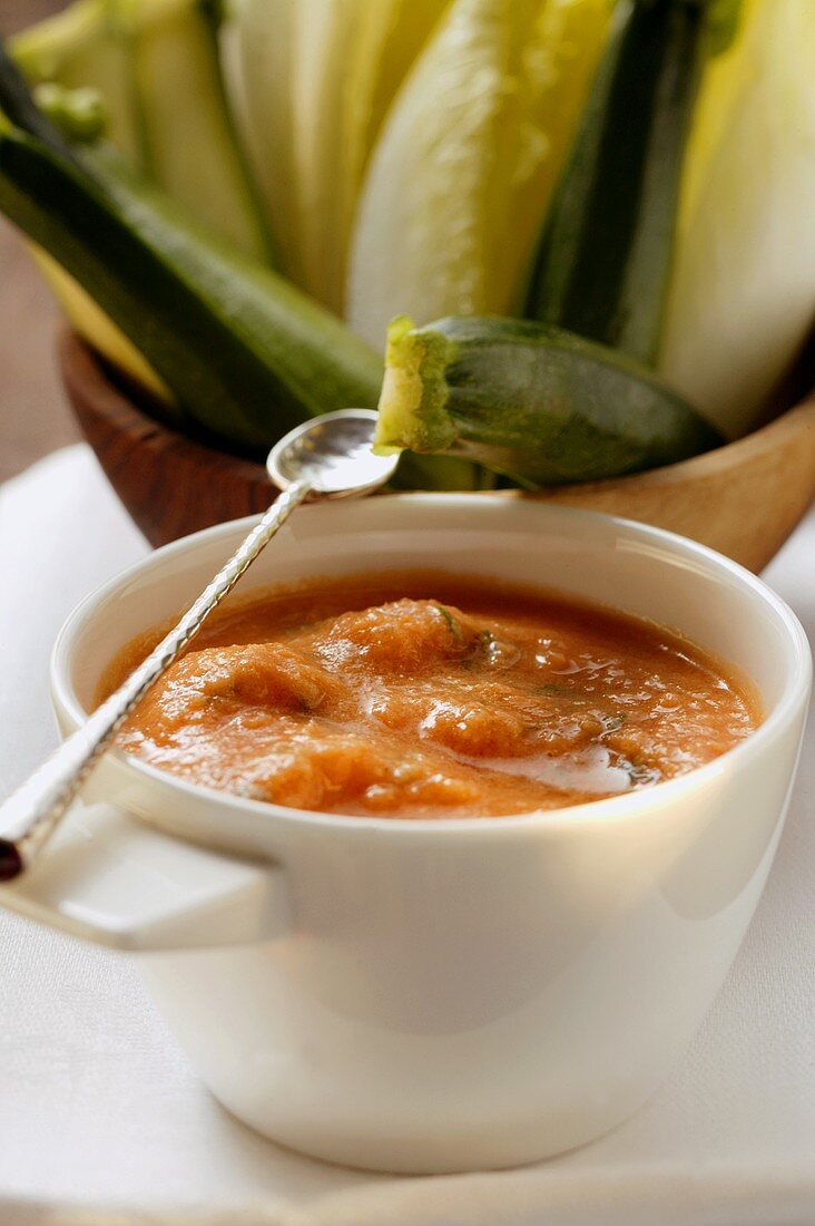 Roher Tomatendip, Zucchini und Chicorée