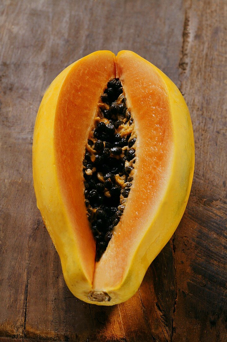 Frische Papaya, angeschnitten