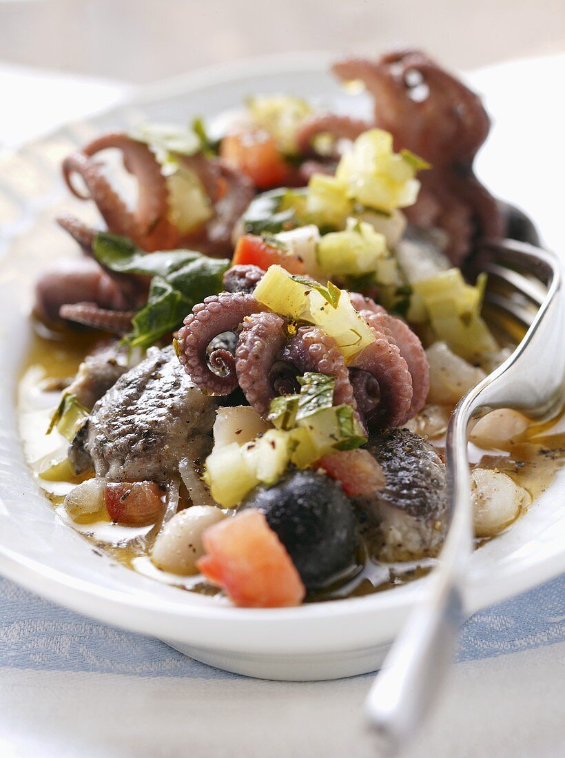 Meeresfrüchtesalat mit Bohnen und Oliven