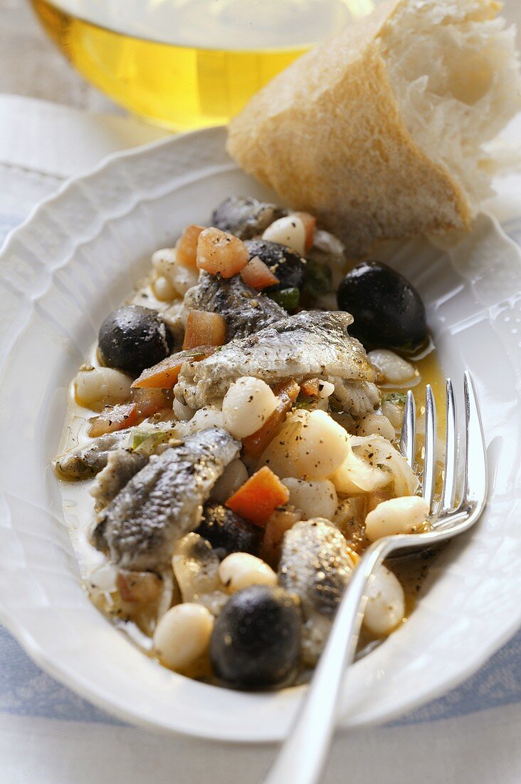 Bean salad with sardines, olives and peppers