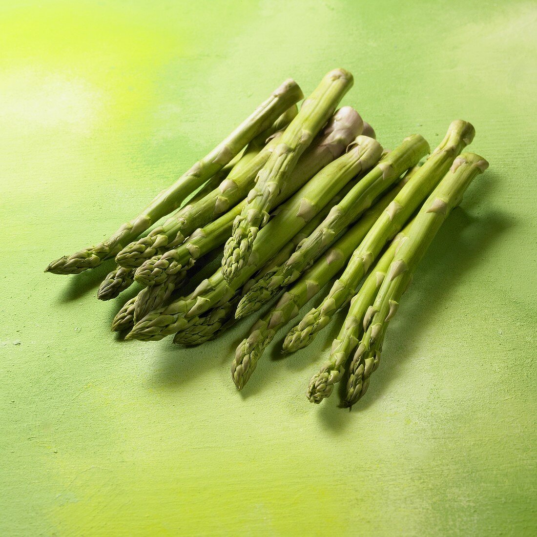 Grüner Spargel auf grünem Untergrund