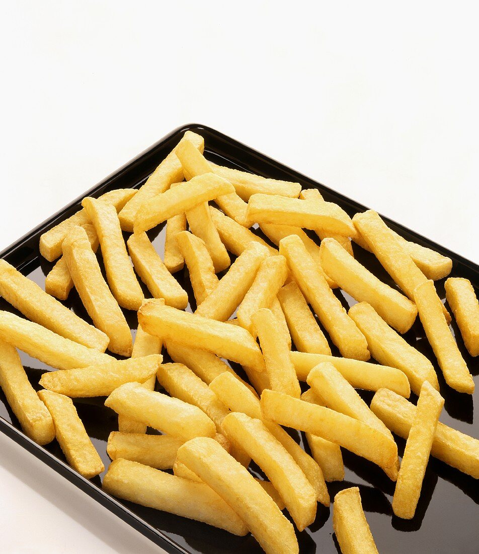 Pommes frites auf schwarzer Platte