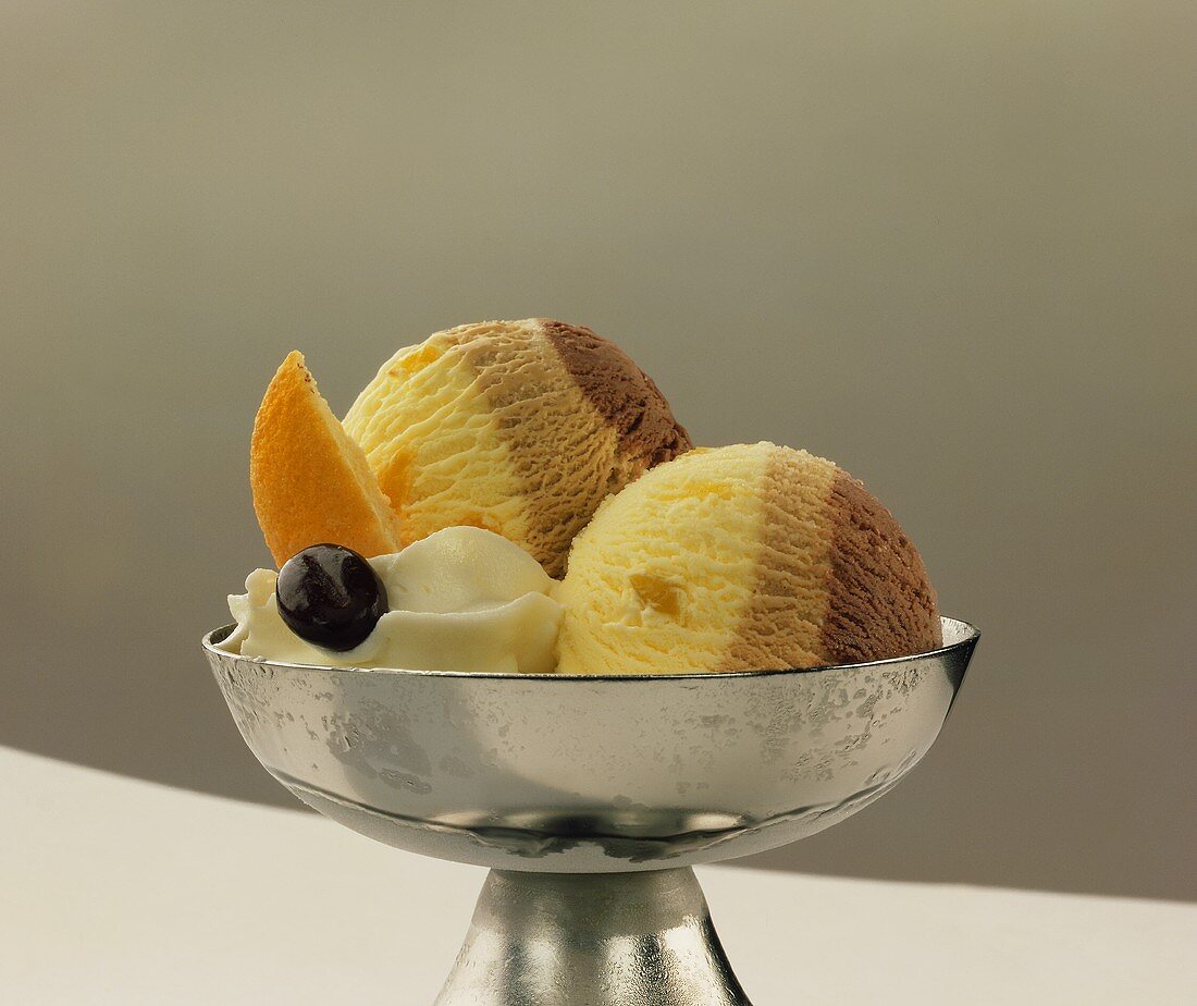 Vanille-Nuss-Eis mit Sahne und Mokkabohne