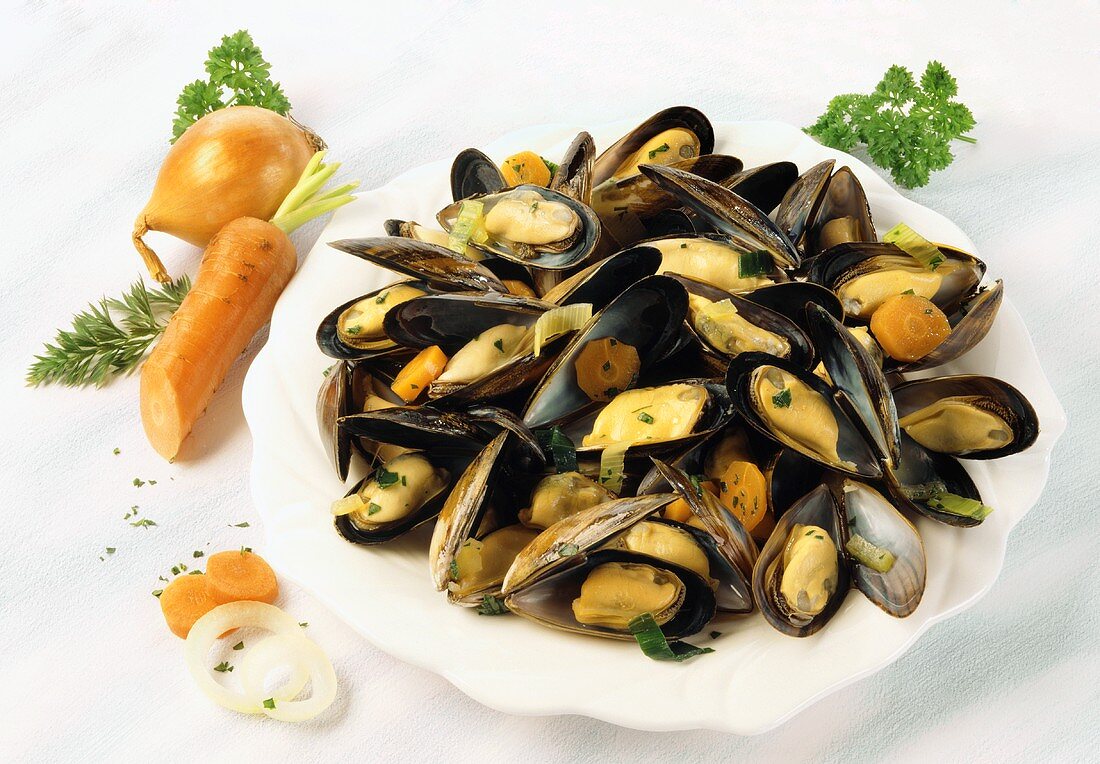 Mussels with carrots, onions and parsley