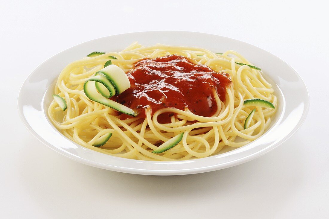 Spaghetti mit Tomatensauce und Zucchini