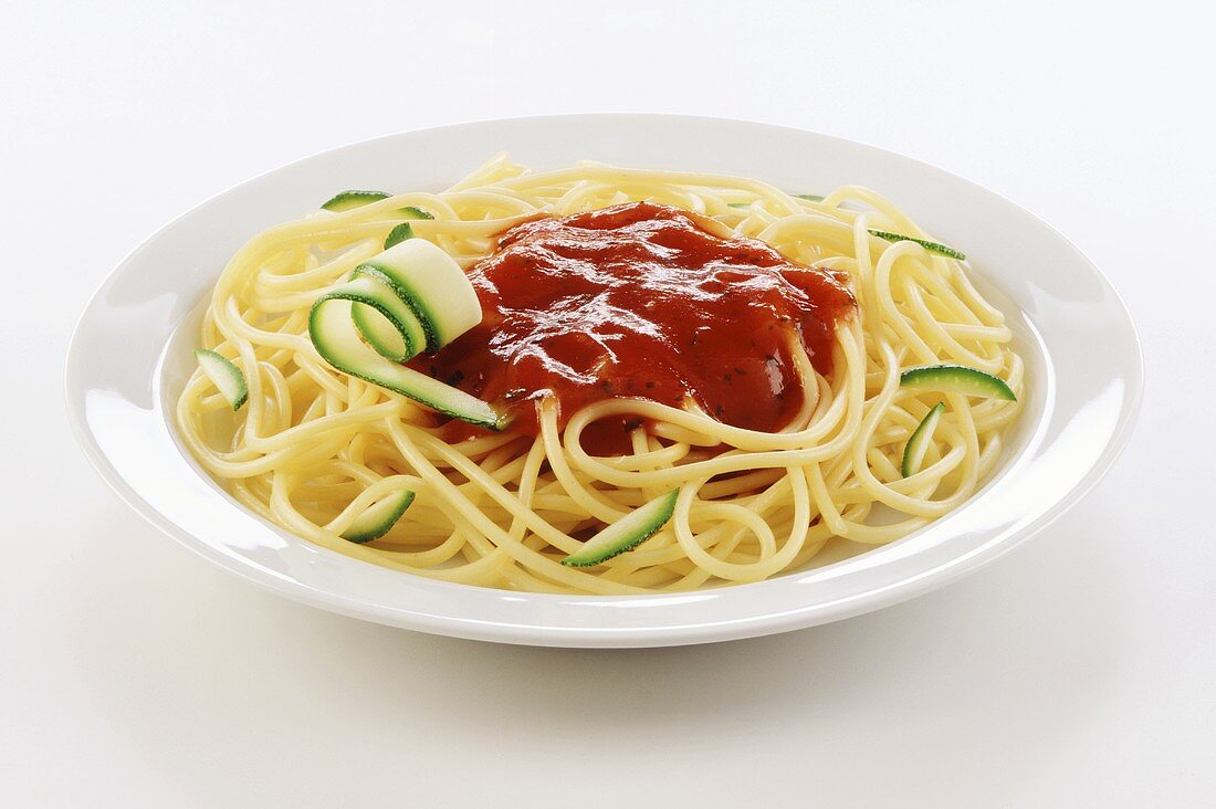 Spaghetti with tomato sauce and courgettes