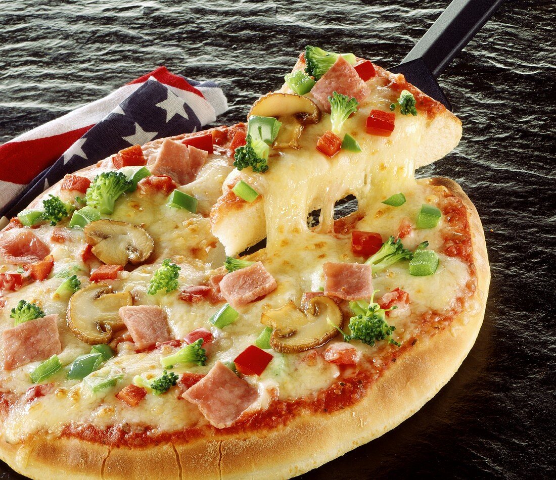 Pizza mit Gemüse, Schinken, Champignons und Käse (USA)
