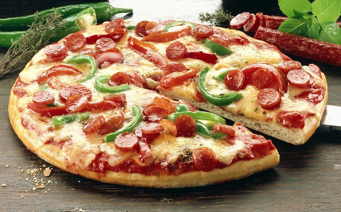 Pizza mit Peperoni, Wurst und Käse