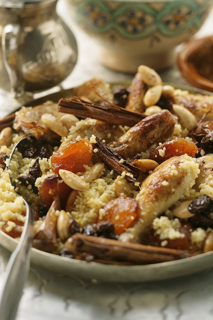 Couscous mit Hähnchen, Trockenfrüchten, Mandeln und Zimt