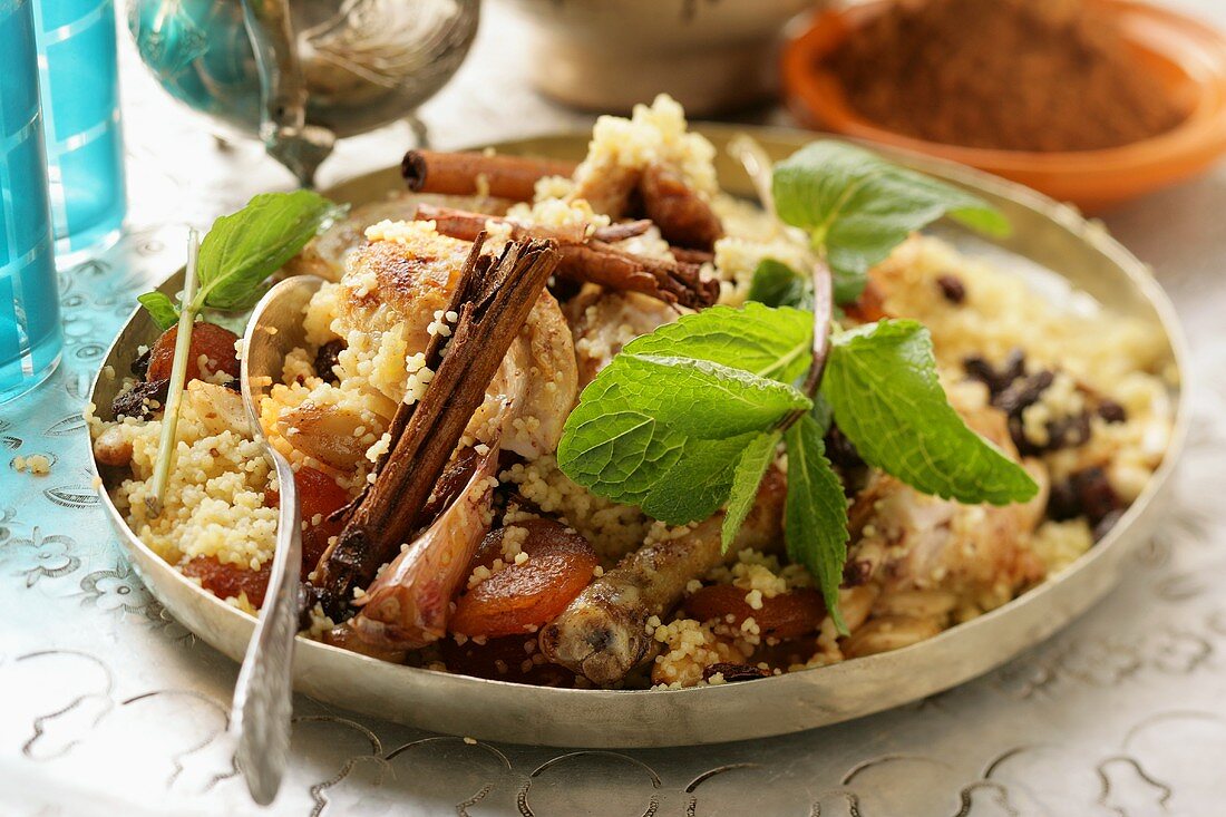 Couscous mit Hähnchen, Trockenfrüchten, Zimt und Minze