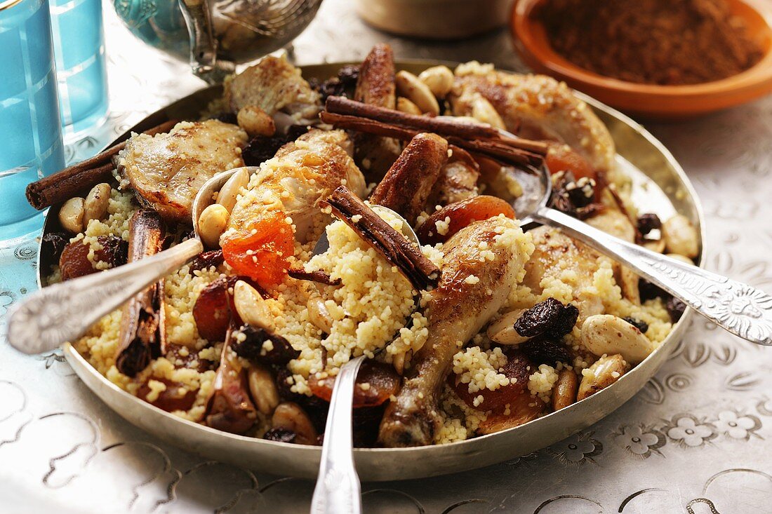 Couscous mit Hähnchen, Trockenfrüchten, Mandeln und Zimt