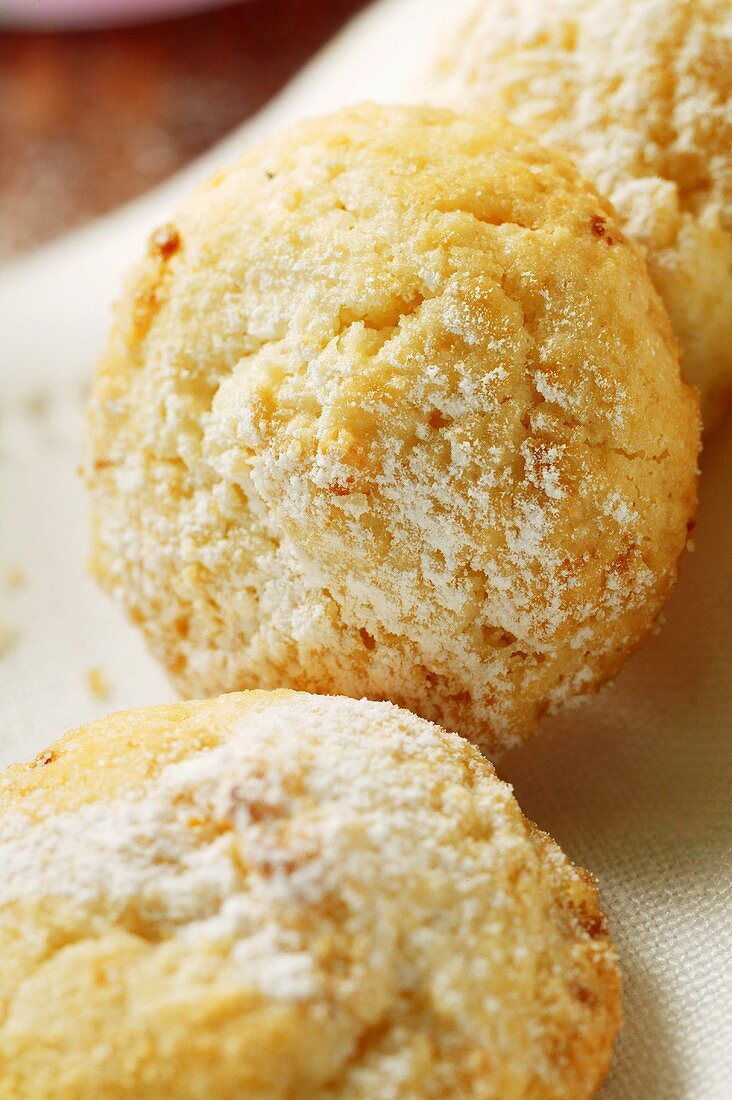 Amaretti mit Puderzucker (Nahaufnahme)