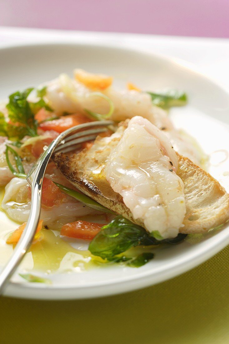 Carpaccio of raw shrimps and tomatoes with white bread