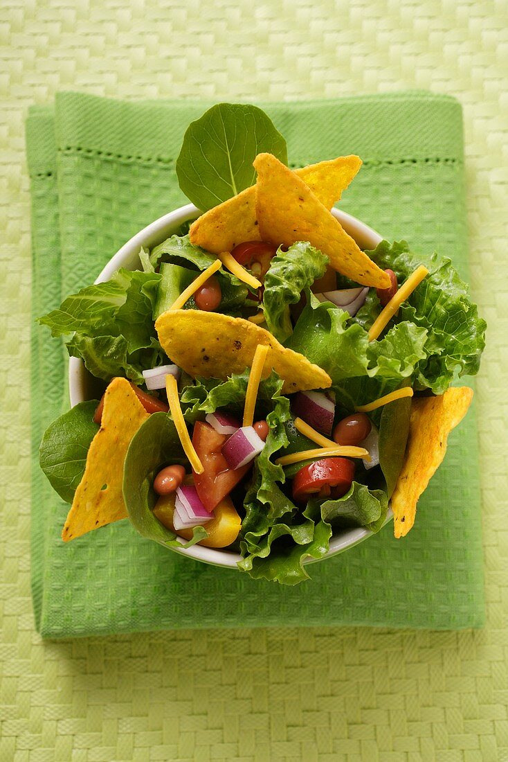 Mexikanischer Salat mit Gemüse und Tacochips