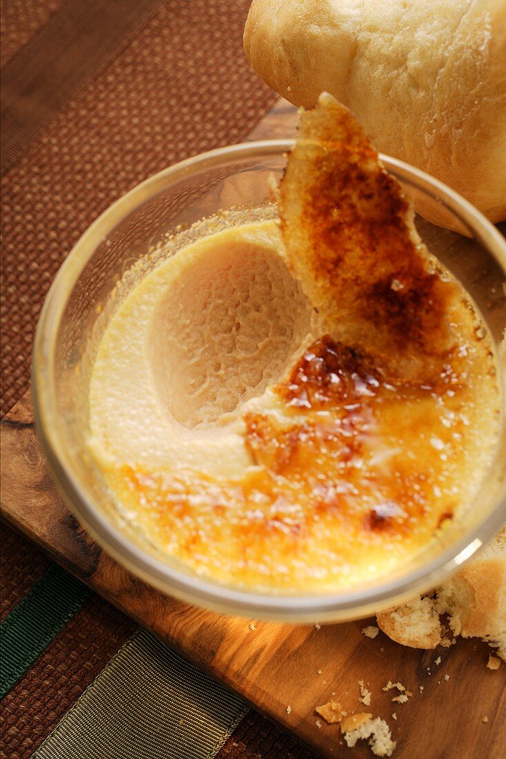 Crème brûlée: karamellisiertes Entenlebermousse; Brioche