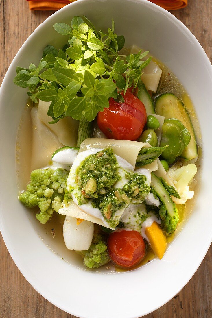 Minestrone mit Nudeln, Pesto und frischen Kräutern