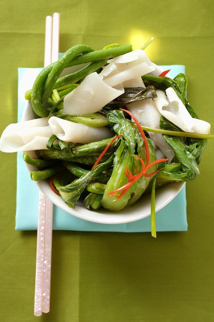 Rice noodles with pak choi and yardlong beans