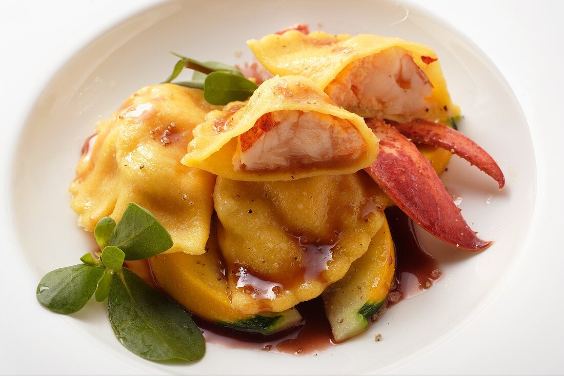 Ravioli mit Hummerfüllung auf Zucchini