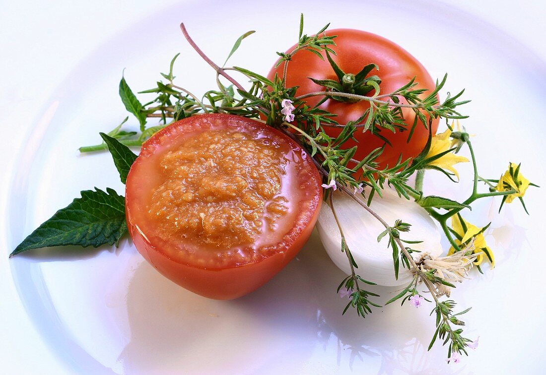 Tomatensauce in ausgehöhlter Tomate; frische Kräuter