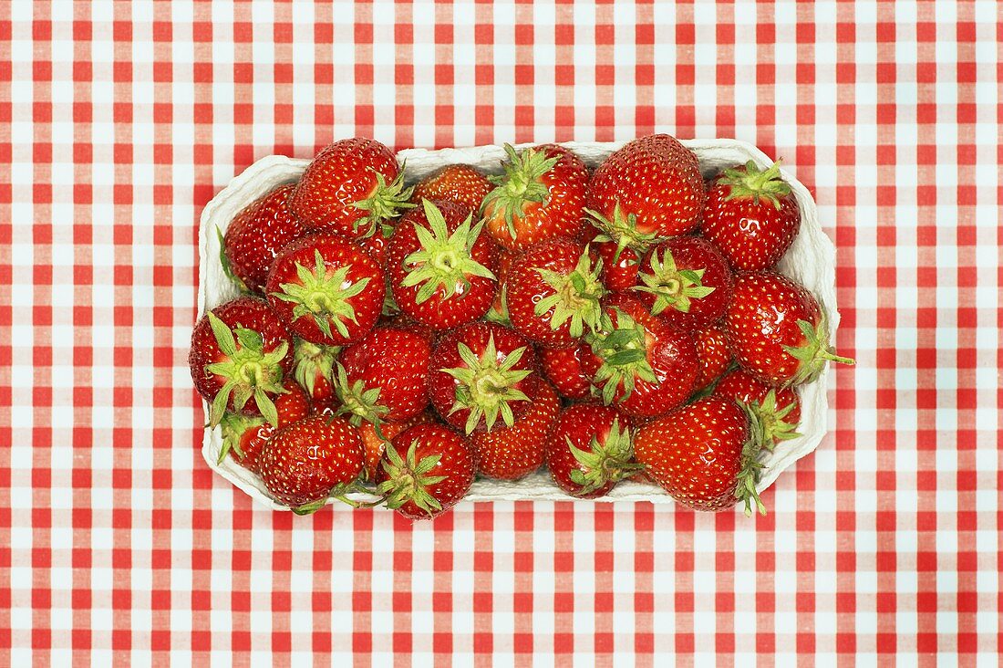 Frische Erdbeeren in Pappschale