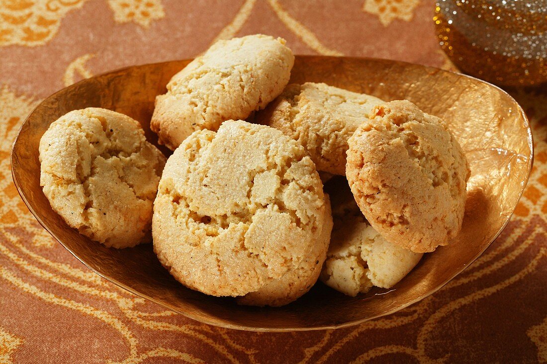 Almond biscuits in brown bowl