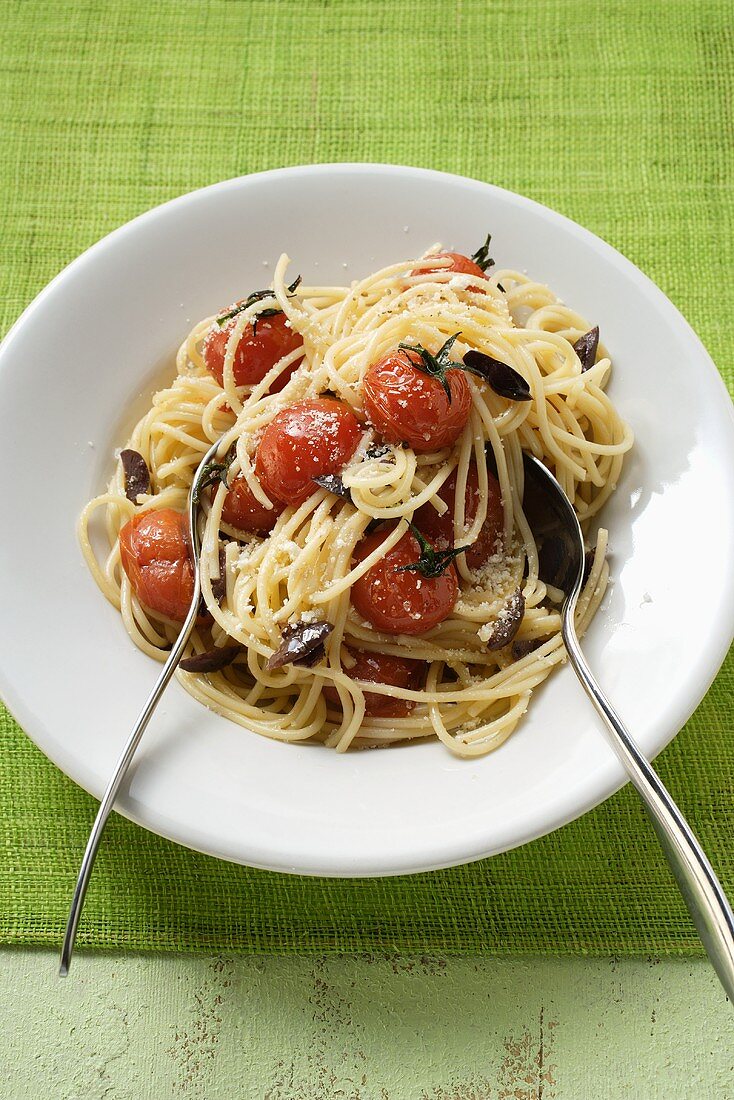 Spaghetti mit Kirschtomaten, Oliven und Parmesan