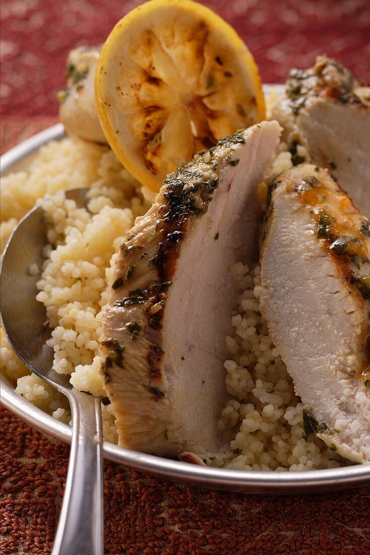 Würzige Hähnchenbrust auf Couscous