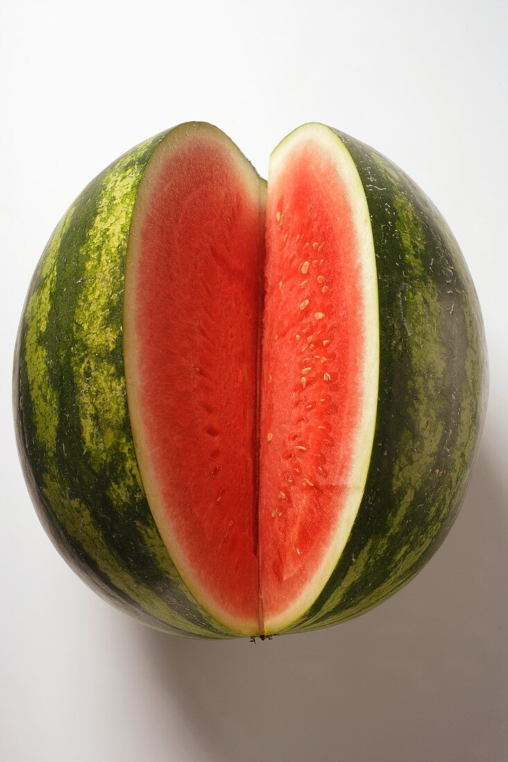 Wassermelone mit herausgeschnittener Spalte