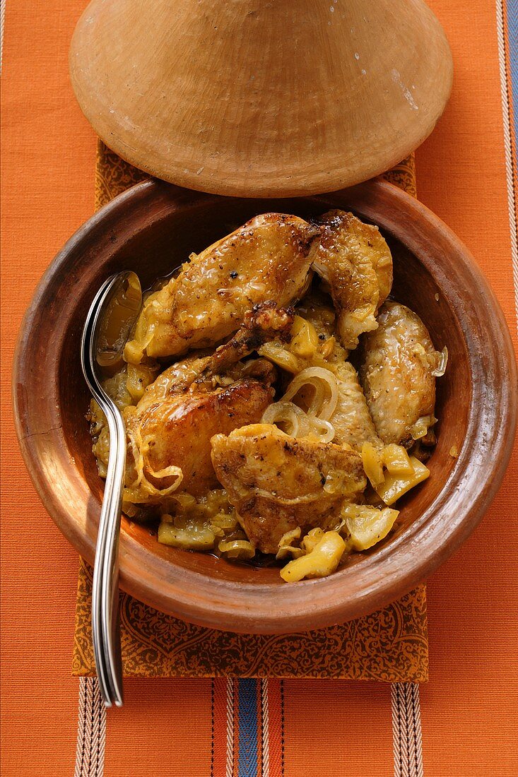 Geschmortes Hähnchen mit Zwiebeln in Tajineform