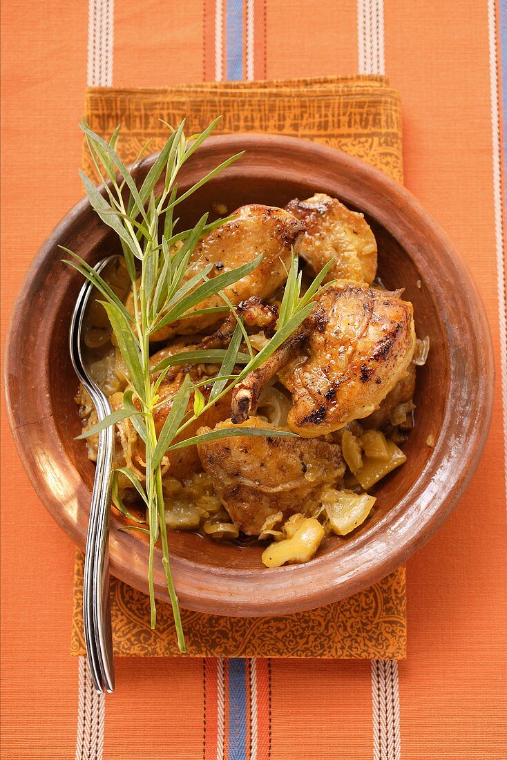 Geschmortes Hähnchen mit Zwiebeln und Estragon in Tajineform