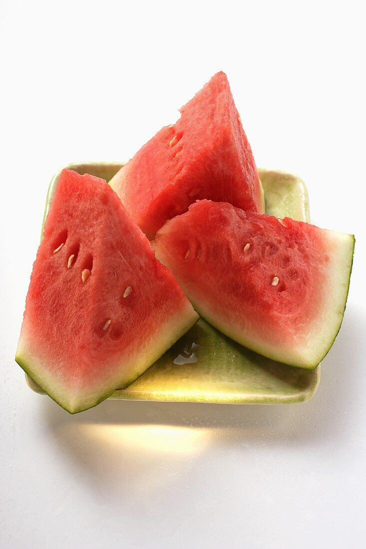 Wassermelonenschnitze auf Teller