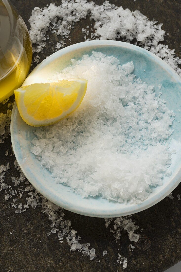 Grobes Salz mit Zitrone und Olivenöl