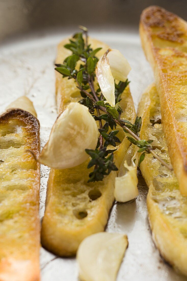 Geröstete Weissbrotscheiben mit Knoblauch und Thymian