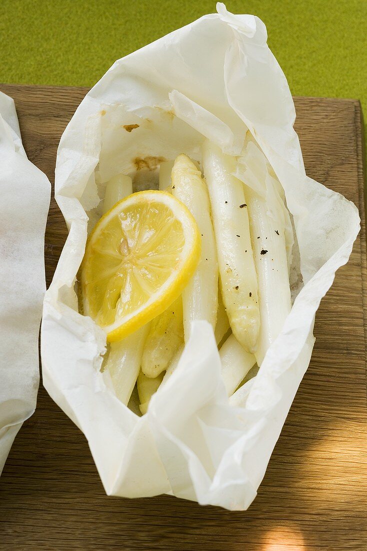 White asparagus, cooked in paper, with lemon