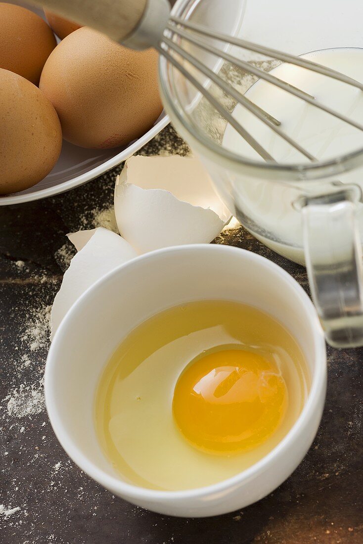 Zutaten für Pfannkuchen: Eier, Milch und Mehl