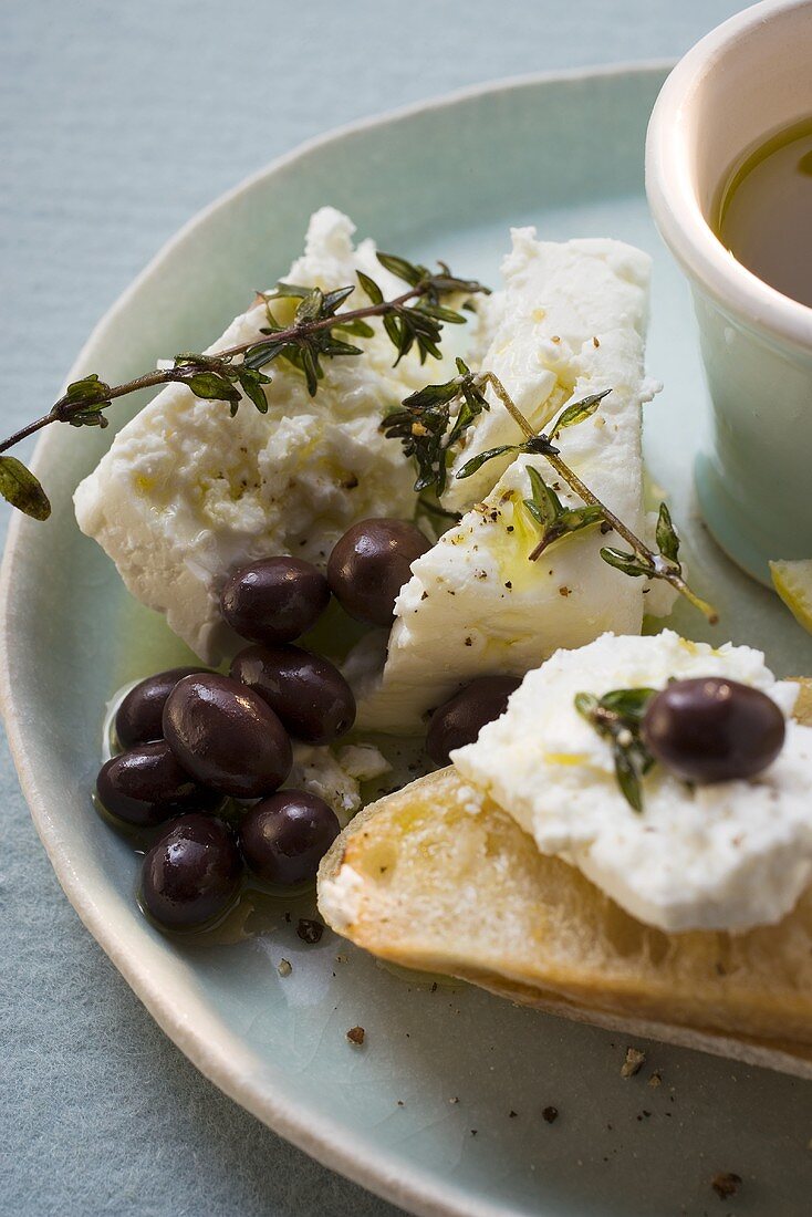 Crostini with sheep's cheese, olives, thyme and olive oil