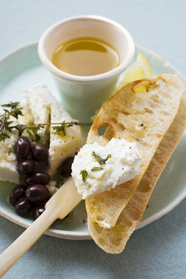 Crostini mit Schafskäse, Oliven, Thymian und Olivenöl