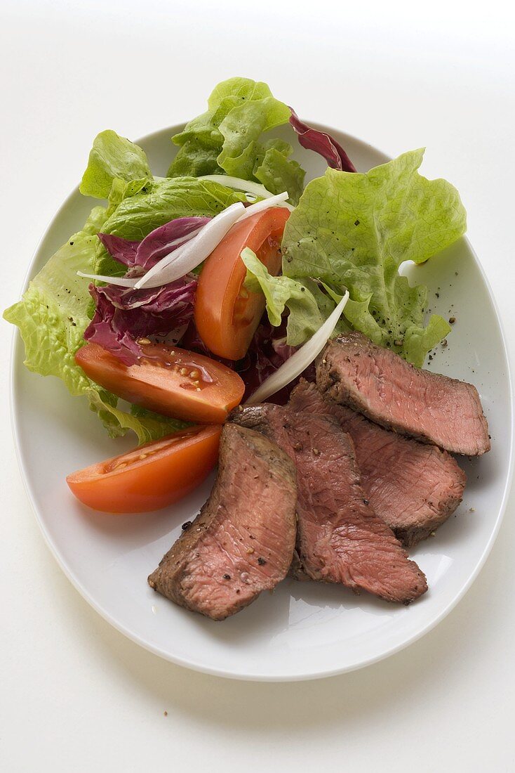 Rindersteak, in Scheiben geschnitten, mit Salat