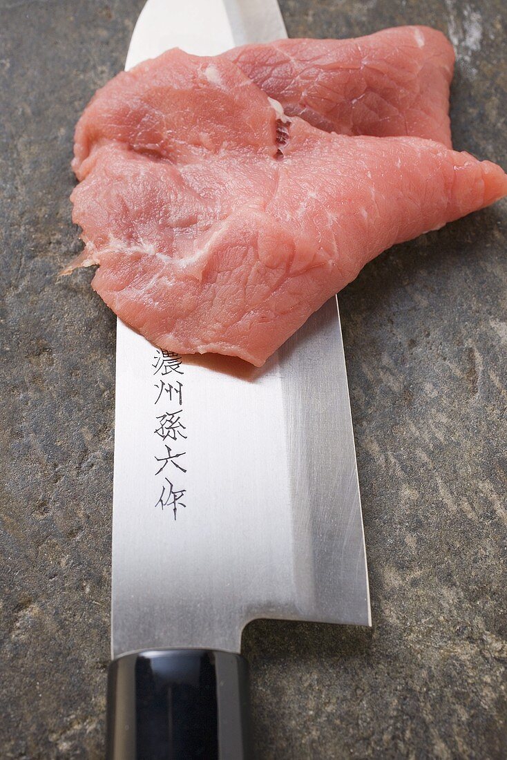 Kalbsschnitzel auf asiatischem Messer
