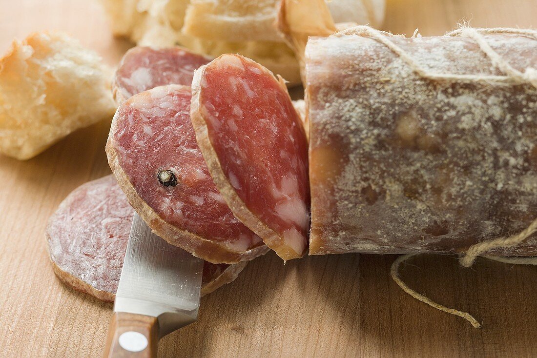 Italienische Salami, angeschnitten